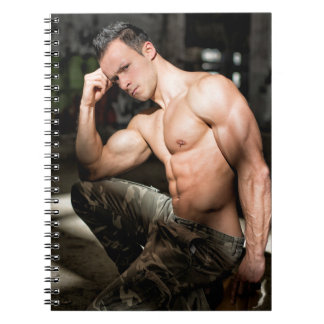 Carnet Homme sexy torse nu pantalon camouflage militaire