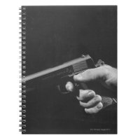 Homme tenant l'arme à feu