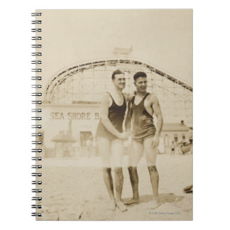 Carnet Hommes se tenant sur la plage