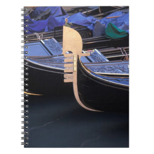 Carnet Italie, Vénétie, Venise. Rangée de gondoles.