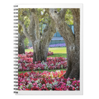 Carnet Jardin fleuri avec arbres photo spirale