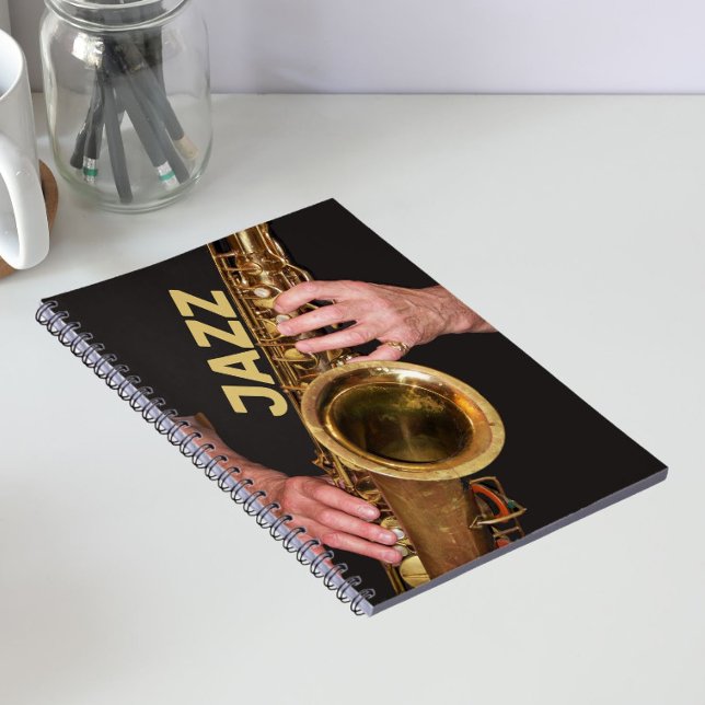 Carnet Jazzman jouant du saxophone doré (In Situ)