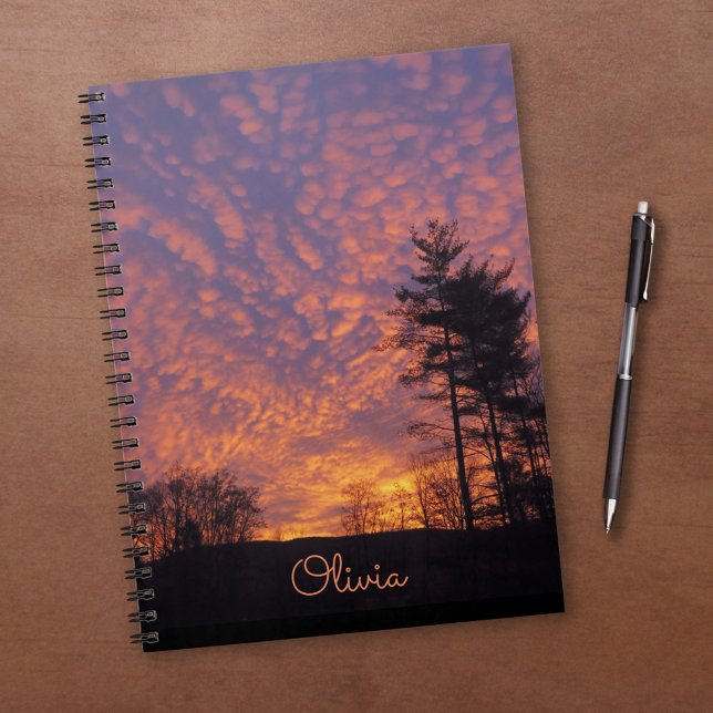 Carnet Joli nuages rose orange avec nom Sunrise Photo (Pretty Pink Orange Clouds with Name Sunrise Photo Notebook, in situ)