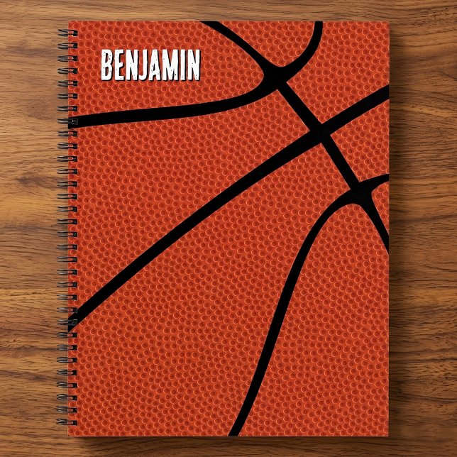 Carnet Joueur de basket Nom Texte Personnalisé Sports Pla (Custom text basketball notebook on wooden desk.)