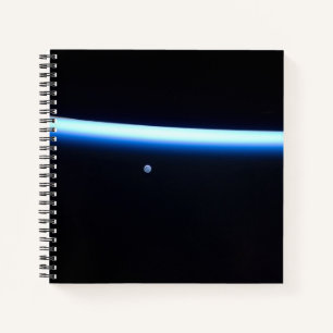 Carnet La fine ligne de l'atmosphère terrestre et une lun