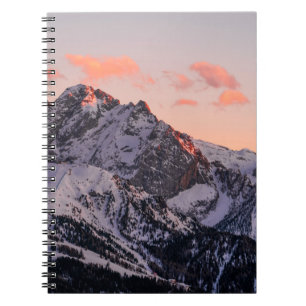CARNET LA NEIGE COUVERT LA MONTAGNE SOUS LE CIEL NUAGE PE