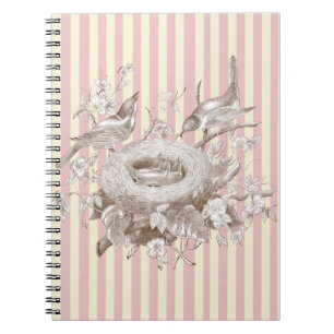 Carnet La Petite Famille sur arrière - plan rose et crème