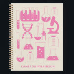Carnet Laboratoire de chimie des sciences amusantes Nom r<br><div class="desc">Ce carnet sur mesure amusant présente un joli design scientifique et chimique en rose et blanc. Personnalisez-le avec votre nom. Super idée cadeau !</div>