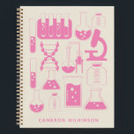 Carnet Laboratoire de chimie scientifique amusant Nom ros<br><div class="desc">Ce cahier personnalisé amusant présente un design mignon sur le thème de la science et de la chimie en rose et blanc. Personnalisez-le avec votre nom. Excellente idée cadeau !</div>