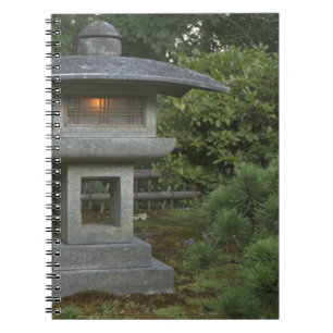 Carnet Lanterne en pierre illuminée dans le jardin japona