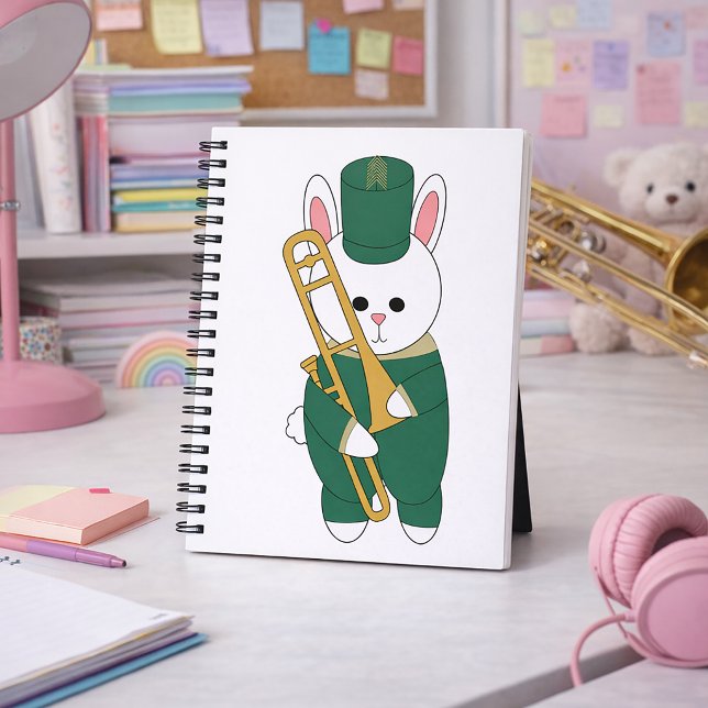 Carnet Lapin de la fanfare avec trombone en vert or (A notebook with a rabbit wearing a green & gold marching band uniform while holding a trombone.)