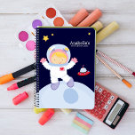Carnet L'astronaute Girl Kid personnalisée<br><div class="desc">Amusant et fantaisiste design d'espace-thème.</div>