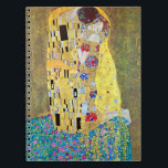 Carnet Le baiser de Gustav Klimt, Art Nouveau Vintage<br><div class="desc">Le Kiss (Der Kuss) (1907/08) de Gustav Klimt est probablement son oeuvre la plus célèbre. Klimt a commencé à y travailler en 1907 et c'est le point culminant de sa soi-disant "période d'or". The Kiss est une vintage peinture d'amour et d'amour de l'époque victorienne Symbolisme mettant en vedette un couple...</div>