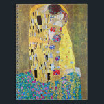 Carnet Le baiser de Gustav Klimt, Art Nouveau Vintage<br><div class="desc">Le Kiss (Der Kuss) (1907/08) de Gustav Klimt est probablement son oeuvre la plus célèbre. Klimt a commencé à y travailler en 1907 et c'est le point culminant de sa soi-disant "période d'or". The Kiss est une vintage peinture d'amour et d'amour de l'époque victorienne Symbolisme mettant en vedette un couple...</div>