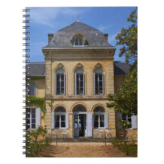 Carnet Le bâtiment principal du château, rénové par (Devant)