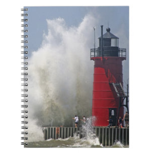 Carnet Les gens sur la jetée regardent les grosses vagues