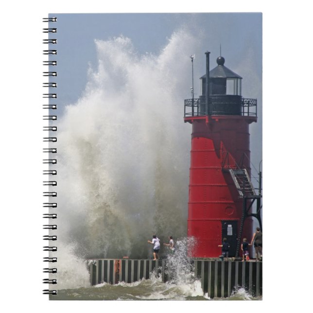 Carnet Les gens sur la jetée regardent les grosses vagues (Devant)