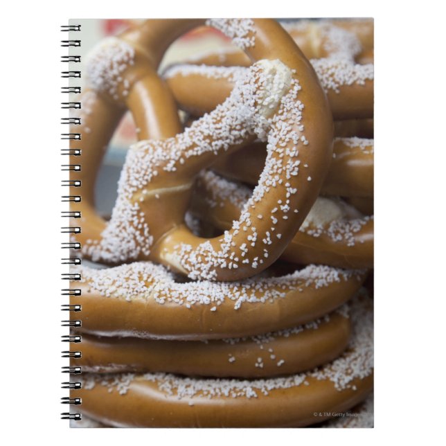 Carnet Les gigantesques bretzels de vendeurs de rue de Ne (Devant)