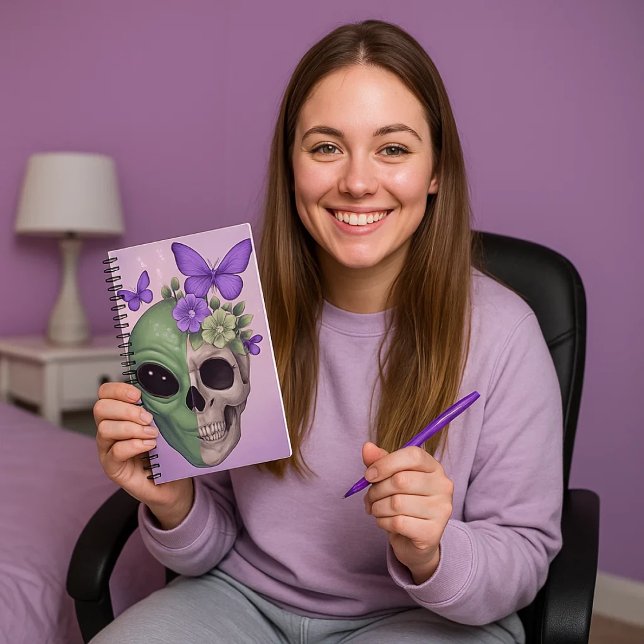 Carnet Libreta de dibujo con alien, calavera y mariposa – (Una mujer preparada para escribir en esta libreta tan bonita y diferente.)