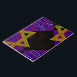 Carnet L'image à thème Hanukkah de SlipperyJoe's jaune do<br><div class="desc">L'image à thème Hanukkah de SlipperyJoe's jaune doré Étoile de David bougies bleues avec flammes orange idée cadeau d'art inspiré de la menorah identité juive spiritualité vacances rétro audacieux motif symétrique fond en grille en forme de diamant mélange tradition et design vibrant effet damier violet noir célébration religieuse hébraïque</div>