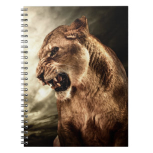 Carnet Lionne d'hurlement contre le ciel orageux