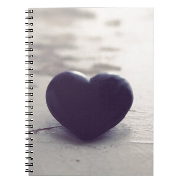 Carnet Lonely Purple Stone Heart sur une plage de sable b (Devant)