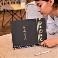 Love Cat Guest Book par Poet Adiela Akoo -