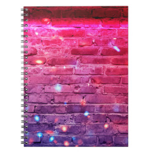 Carnet Lumière néon : mur de brique vide.