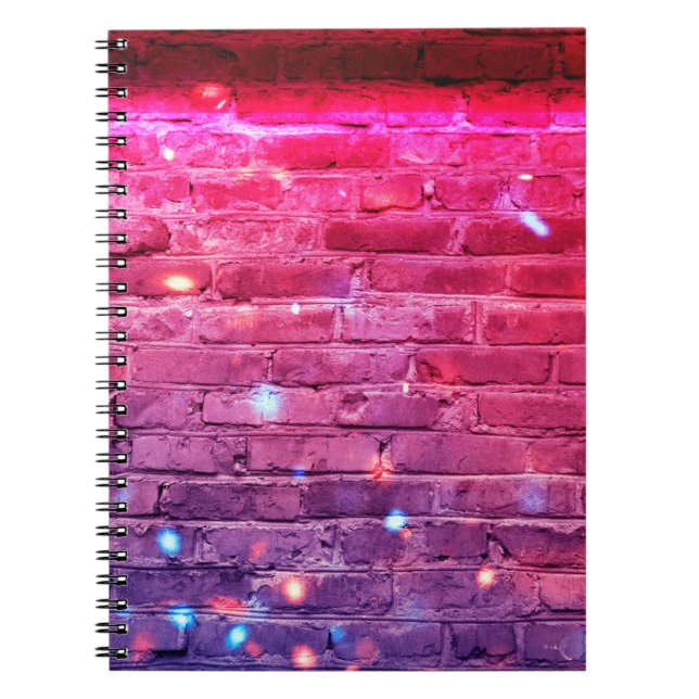 Carnet Lumière néon : mur de brique vide. (Devant)