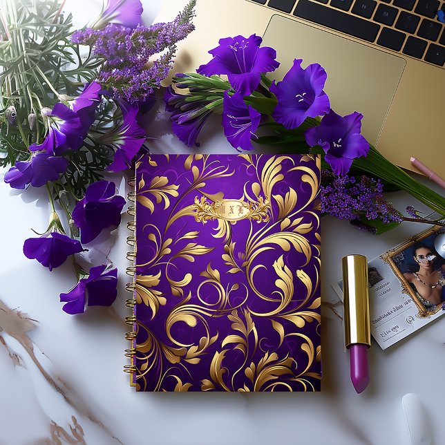 Carnet Luxueux violet et or damassé Monogramme (Chic Bold Monogrammed Royal Purple and Gold Damask Notebook / Planner -Glossy Soft Cover or Matte Ha)