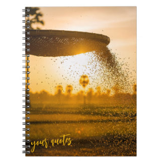 Carnet Mains tamisant le grain paysage rural