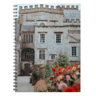 Carnet MAISON Brown EN BRIQUE PRÈS DES FLEURS ROUGES