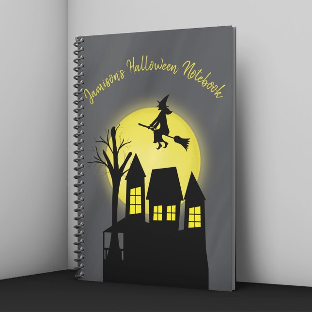 Carnet Maison hantée et sorcière volante avec le clair de (Spooky Halloween notebook with witch flying over haunted house and glowing full moon.)