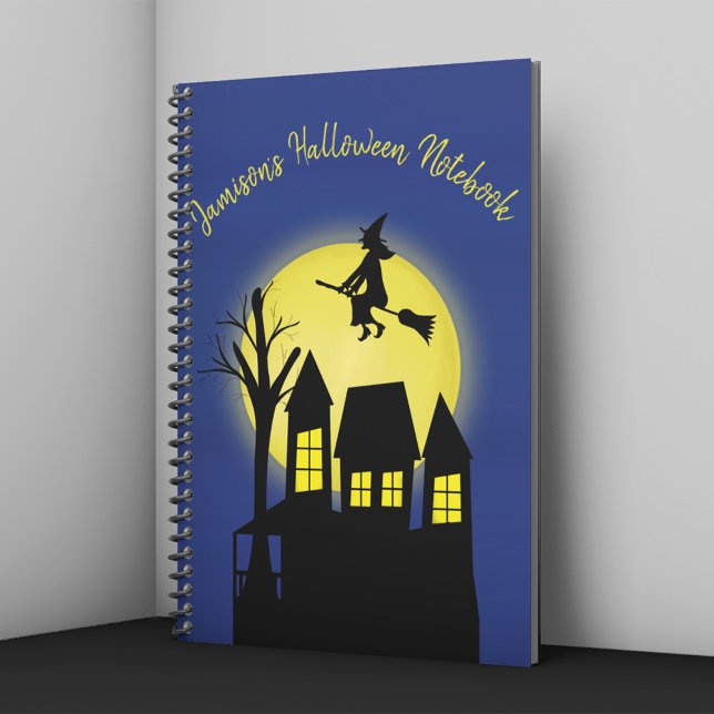Carnet Maison hantée et sorcière volante avec le clair de (Personalized Halloween notebook with witch flying over haunted house and glowing moon.)