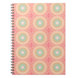 Carnet Mandala géométrique vert rouge jaune coloré
