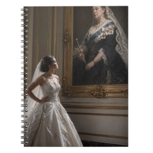 Carnet Mariée Élégante Contemplant un Portrait Royal Vict