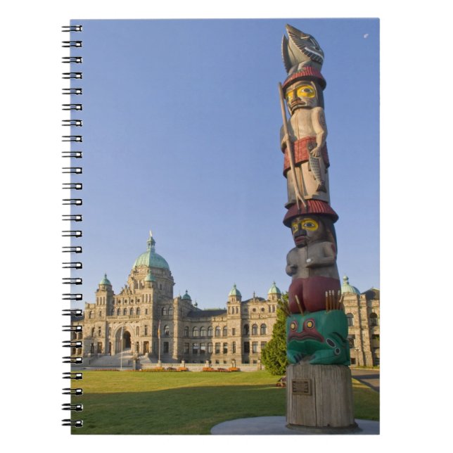 Carnet Mât totem devant l'édifice du Parlement à (Devant)