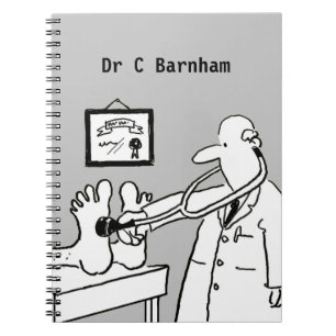 Carnet Médecin avec stéthoscope vérifiant les pieds