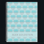 Carnet Menorah de Hanukkah bleue personnalisée au nom des<br><div class="desc">Ce cahier festif présente un motif de menorah répétitif en bleu clair et gris sur un fond bleu ciel doux, parfait pour célébrer l'esprit de Hanukkah. Le devant comprend un espace pour un nom personnalisé dans une typographie moderne et épurée. Idéal comme cadeau de vacances pour les enfants, les étudiants...</div>