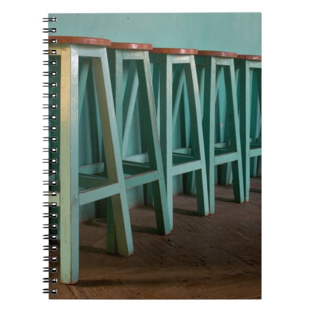 Carnet Mexique, Oaxaca, tabourets de bar verts alignés le (Devant)