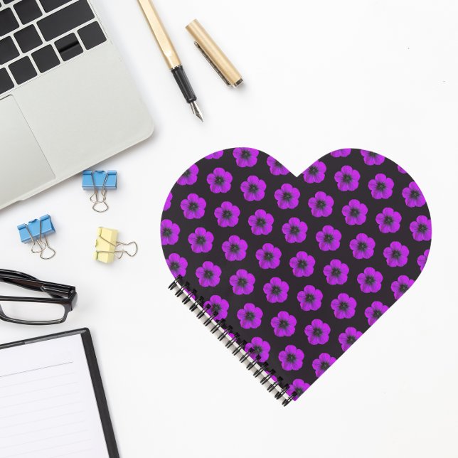 Carnet Modèle floral de géranium violet sur noir (In Situ)