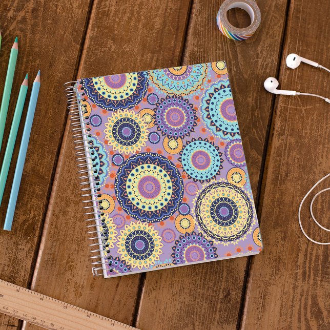 Carnet Moderne Chic Cute Trendy Colorful Classe Motif (Colorful mandala spiral notebook with vibrant purple background and bold boho geometric pattern desi)
