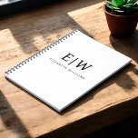 Carnet Monogramme moderne minimaliste noir et blanc<br><div class="desc">Découvrez notre collection minimaliste moderne de monogrammes noirs et blancs : Faites preuve de simplicité et de sophistication grâce à nos designs minimalistes, conçus pour élever votre style sans effort. Réalisée avec un oeil attentif pour l'esthétique moderne, cette collection présente des motifs noirs et blancs épurés accentués par des monogrammes...</div>