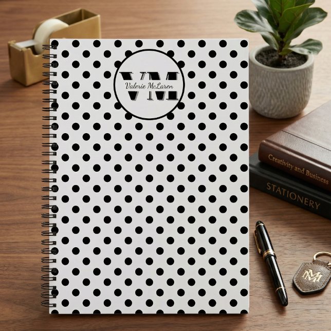 Carnet Monogramme personnalisé 2026 Point noir blanc (Black White Polka Dot Monogram 2026 Custom Name Notebook)