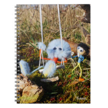 Monstre Fubby sur la balançoire.