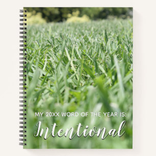 Carnet Mot du année 2018 Intentional avec de l'herbe vert