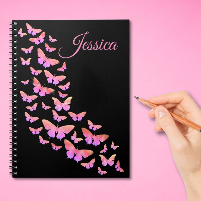 Carnet Motif de beau papillon monogramme nom rose (Modern pink and black personalized notebook with elegant typography script)