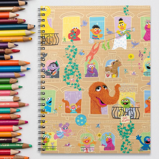 Carnet Motif de fenêtres d'appartement de Sesame Street (Notebook on table)