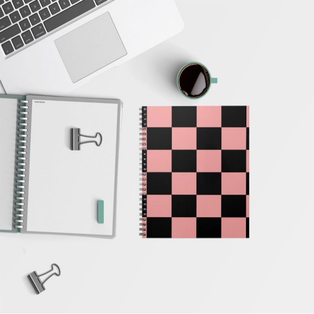 Carnet Motif en damier Carré rose et noir (A cool notebook with a pink and black checkerboard pattern)