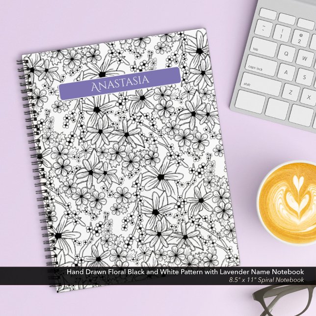Carnet Motif noir blanc floral tiré à la main Nom pourpre (Spiral Notebook: Hand Drawn Floral Pattern in Black and White with Lavender/Purple Name)